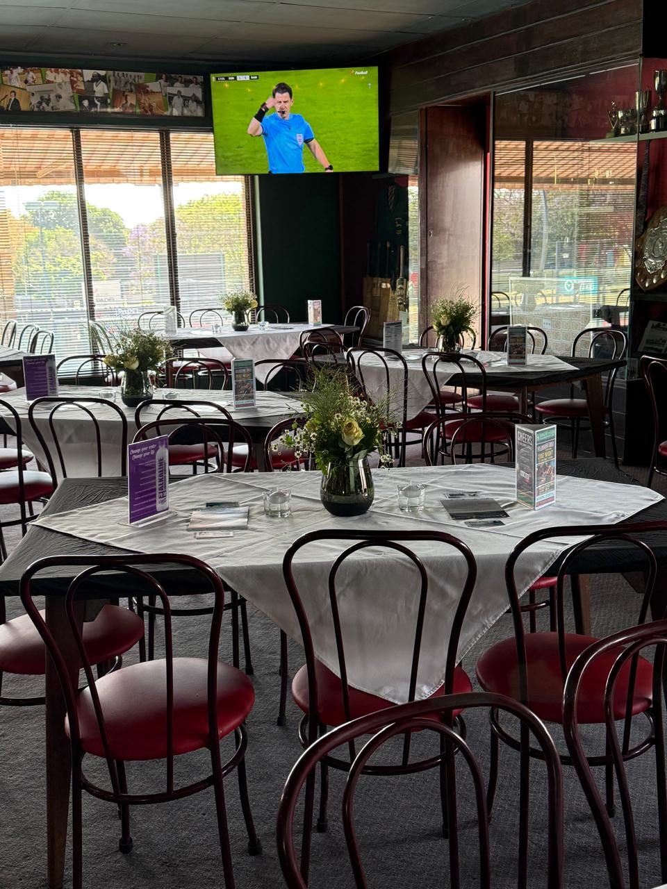 Roses on the table — L'Affaire Events